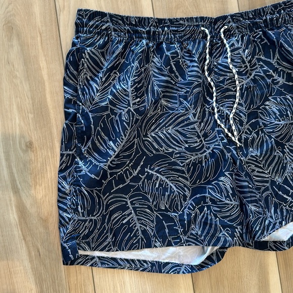 EUC Men’s Leaf Print Navy Blue & White Athletic Swim Trunks Size 38 Waist XL - Picture 2 of 8